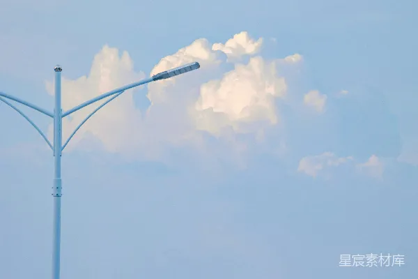 高清摄影 一盏路灯和天空中的云