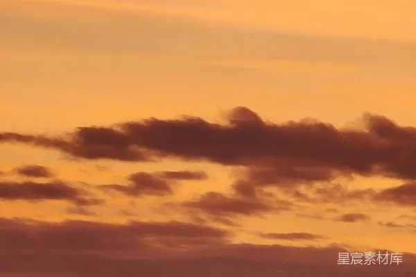 高清摄影 绚丽的夕阳天空映衬着剪影的树木和景观。