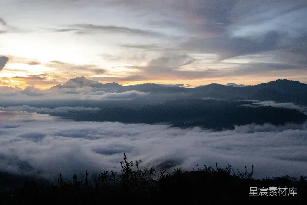高清摄影 夕阳在山间云层中落下。