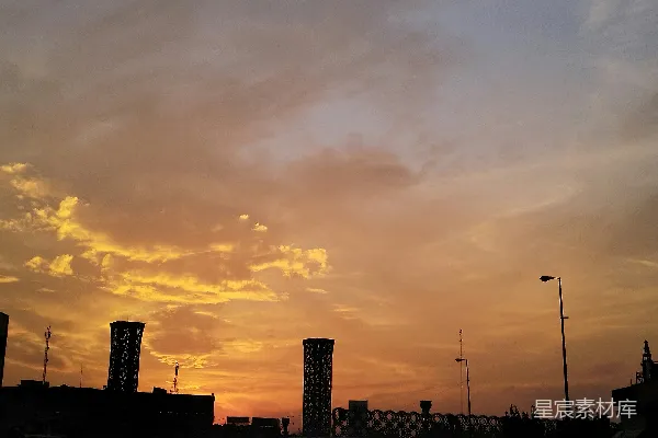 高清摄影 夕阳正挂在高楼大厦间的城市上空。