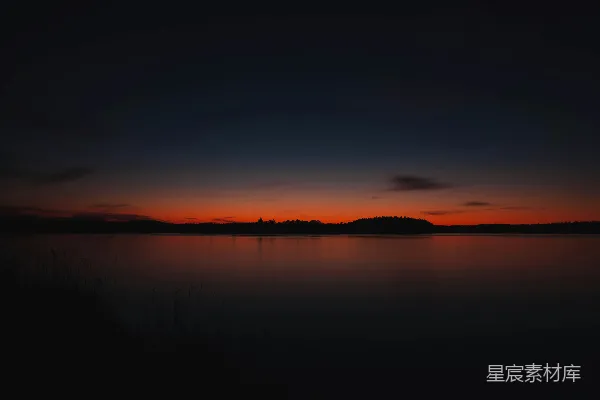 高清摄影 水边的山影在金色小时时的景象