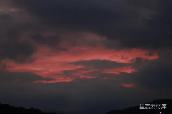 高清摄影 夕阳西下，夜空中的红云灿烂。