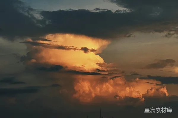 高清摄影 夕阳在城市上空落下，背景中有一座山。