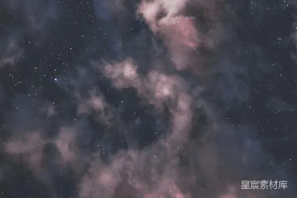 高清摄影 夜空中充满了星星和云彩。