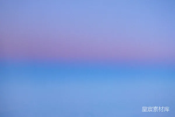 高清摄影 黄昏时分，天空柔和地呈现出蓝粉渐变。