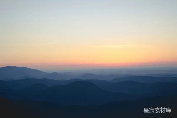 高清摄影 夕阳下的山影