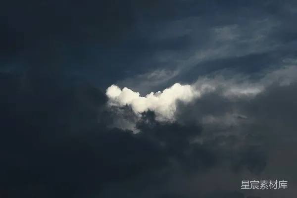 高清摄影 一架在天空中飞行的飞机，背景中有云。