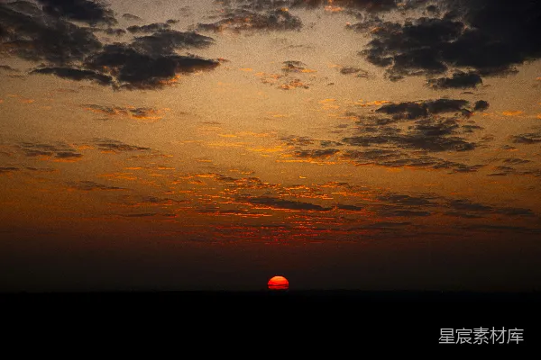 高清摄影 夕阳灿烂，笼罩着黑暗的地平线