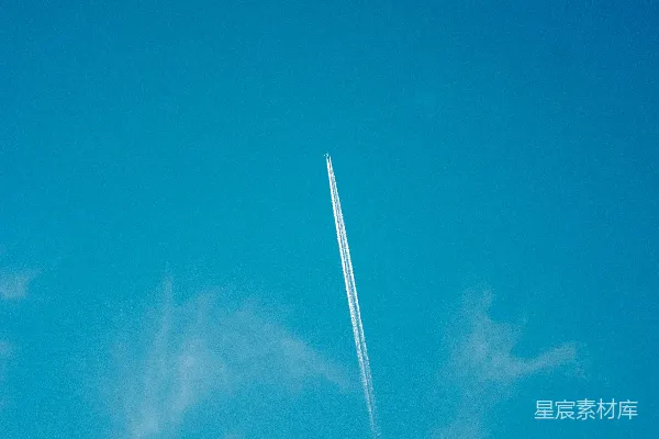 高清摄影 一架飞机在天空中高飞。