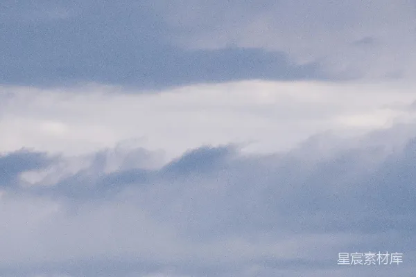 高清摄影 天空中有柔和的灰白色云朵