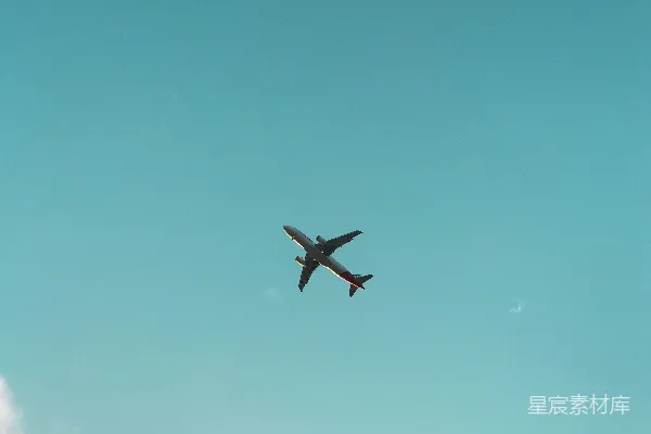 高清摄影 一架飞机高高地在天空中飞行。