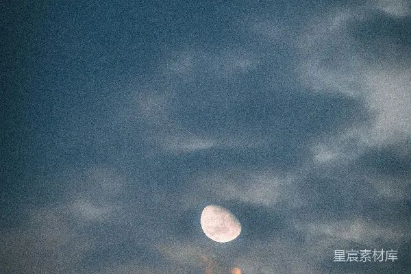 高清摄影 在戏剧性的云层中可以看到弯月。