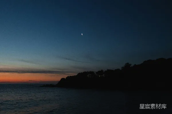 高清摄影 夕阳正缓缓落下，海面上有一座小岛隐约可见。