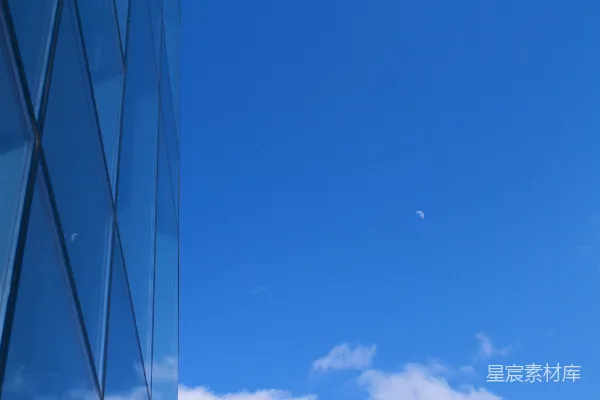 高清摄影 一座高楼，背景是蓝天。