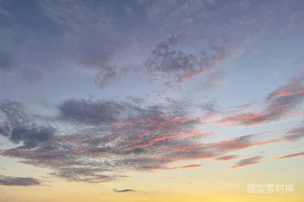高清摄影 色彩斑斓的天空，云彩飘浮。