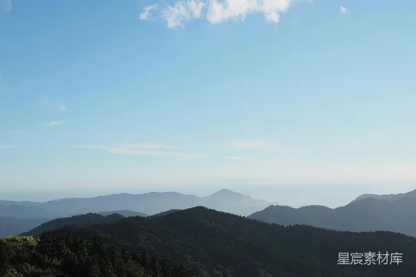 高清摄影 一幅山脉的景色，背景中有树木和山脉。