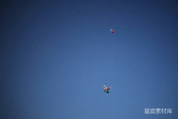 高清摄影 几只风筝在蓝天中飞翔