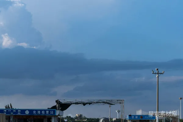 高清摄影 一座桥在它上面的道路上