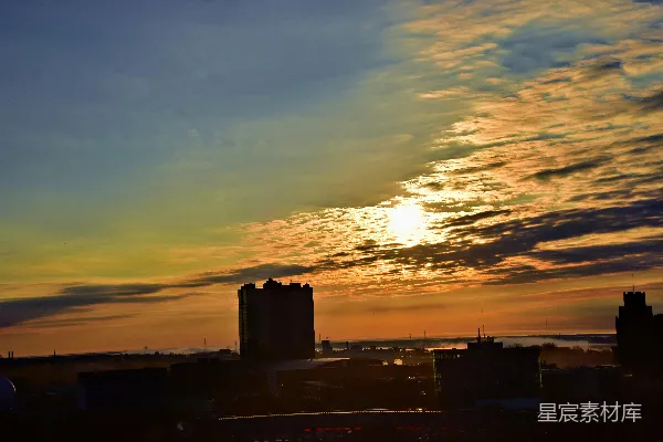 高清摄影 城市天际线上的夕阳，云彩变幻莫测