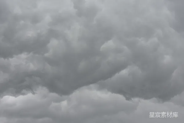 高清摄影 乌黑、厚重的灰色暴风雨云层覆盖了天空。