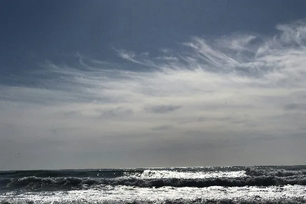 高清摄影 白天蓝天下的海浪