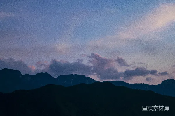 高清摄影 白天多云天空下的山的剪影