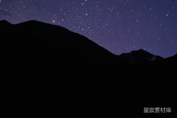 高清摄影 星夜中山峰的剪影