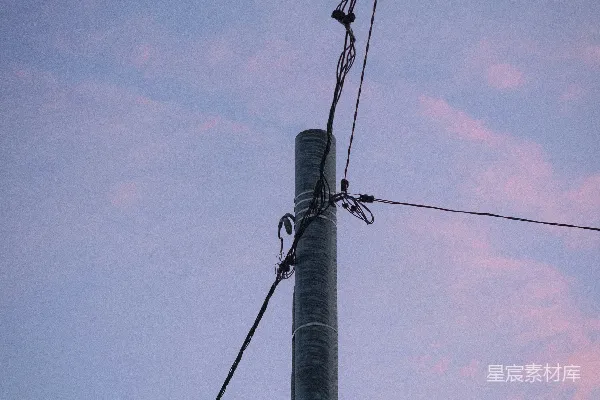 高清摄影 一根电线杆上附着一堆电线。