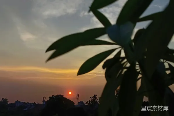 高清摄影 太阳正在城市地平线上落下。