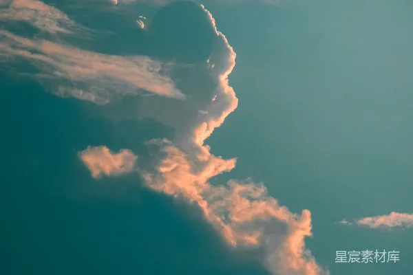 高清摄影 一架飞机穿越多云的蓝天