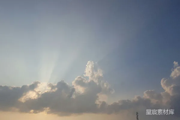 高清摄影 阳光透过云层洒在水面上