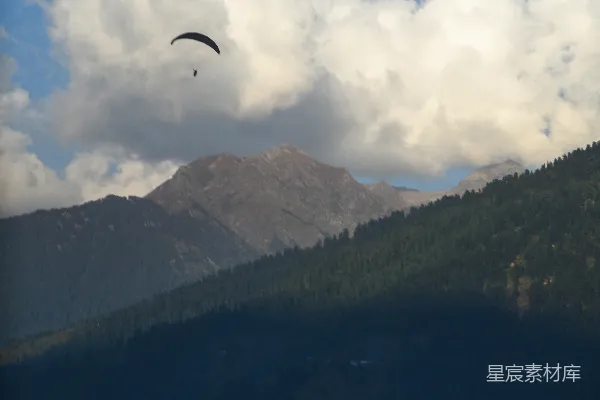 高清摄影 滑翔伞正在山区上空飞行