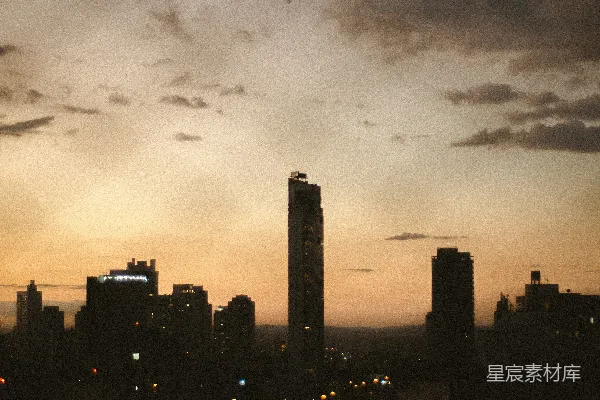 高清摄影 在夜间多云的天空下城市天际线