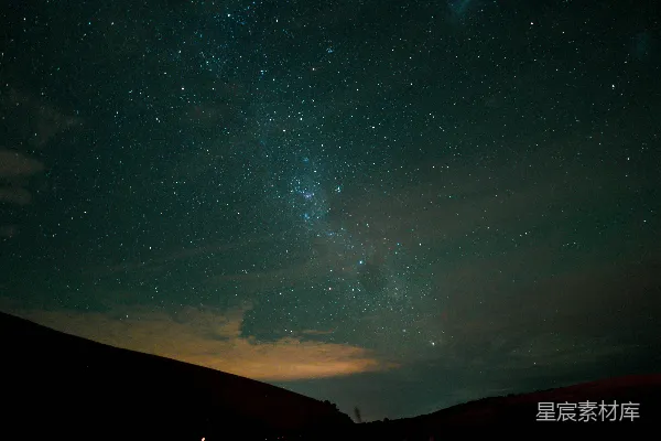 高清摄影 夜空布满了星星和云朵。