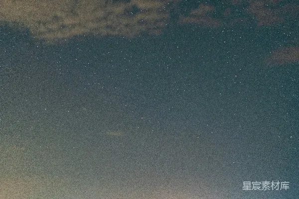 高清摄影 夜空星光灿烂，云雾缭绕。