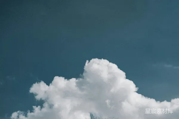 高清摄影 一架飞机在多云的蓝天中飞行