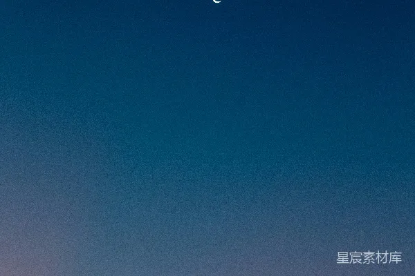 高清摄影 新月在渐暗的夜空中