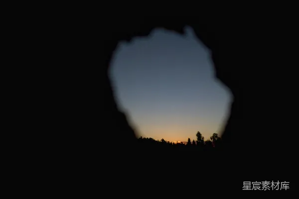 高清摄影 透过墙上的一个洞看夕阳的景色