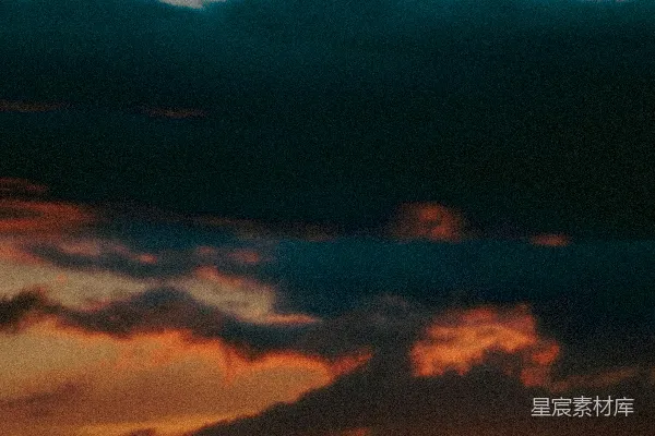 高清摄影 一架飞机在日落时分飞过天空。