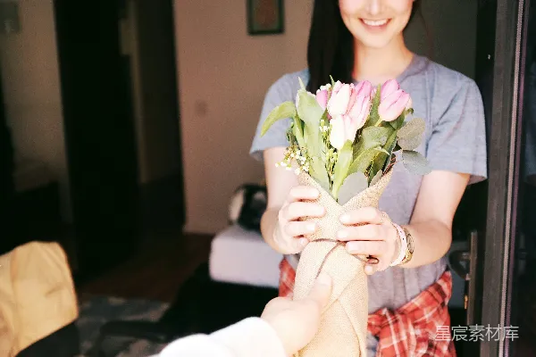 高清摄影 手捧花束的女人