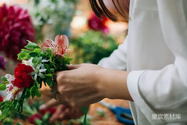 高清摄影 一位女士在花店整理花束。