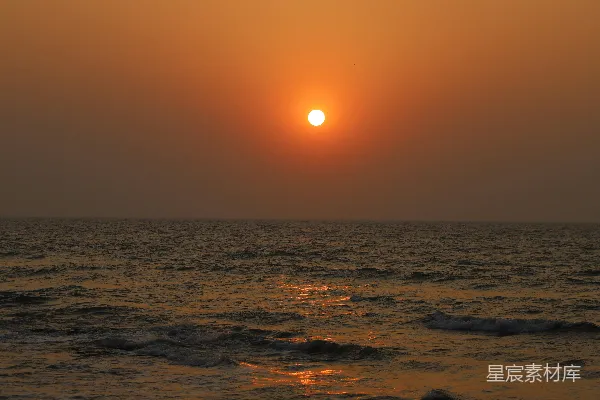 高清摄影 海浪拍打着海岸，夕阳西下。