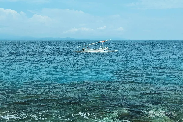 高清摄影 一艘船在阳光明媚的海面上航行。