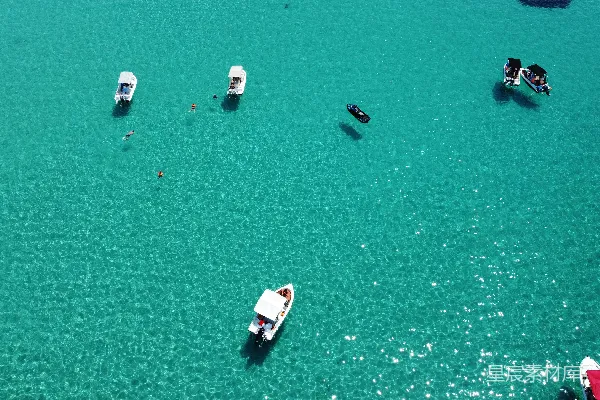 高清摄影 一群船漂浮在水面上。