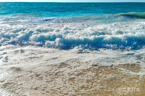 高清摄影 泡沫般的蓝色海浪拍打着沙滩。