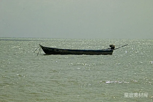 高清摄影 一艘船漂浮在一大片水域上