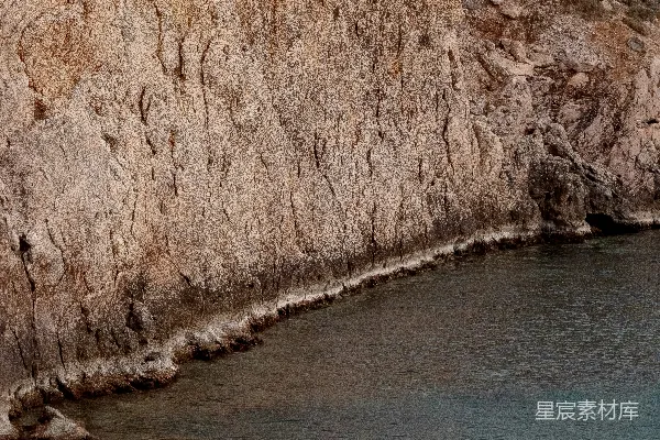 高清摄影 一条宽阔的水域紧邻着岩石峭壁