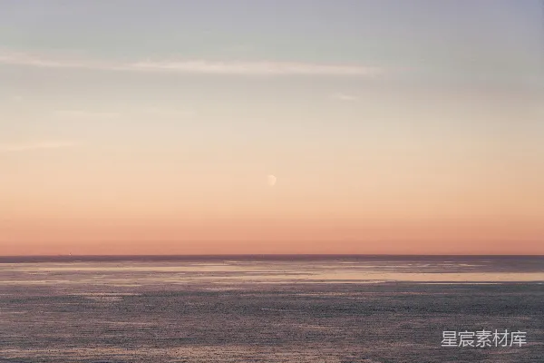 高清摄影 一片被夕阳映照的水域