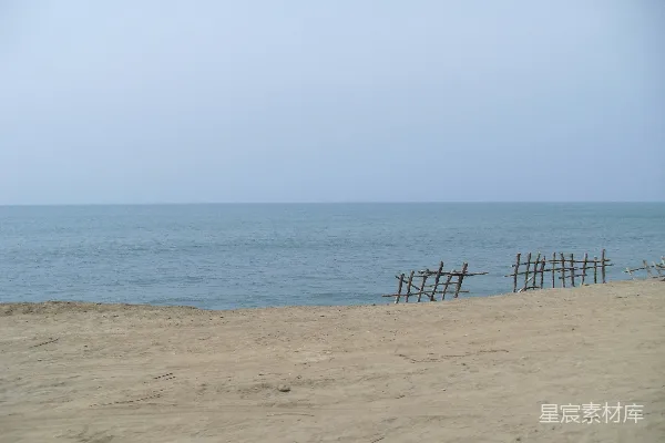 高清摄影 靠近海洋的棕色栅栏
