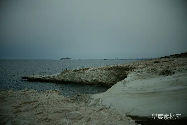 高清摄影 一片水域紧邻着岩石海岸。